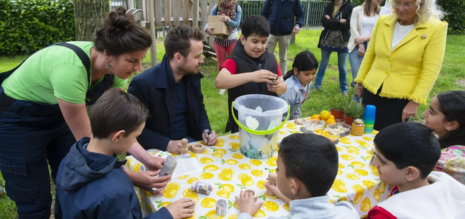 kinderen rond een tafel