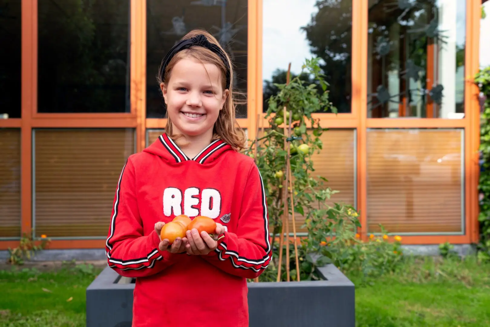 meisje met tomaten