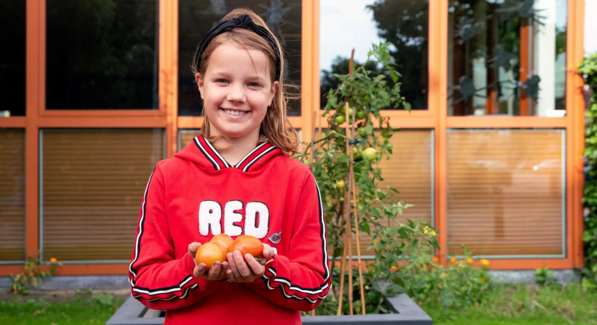meisje met tomaten