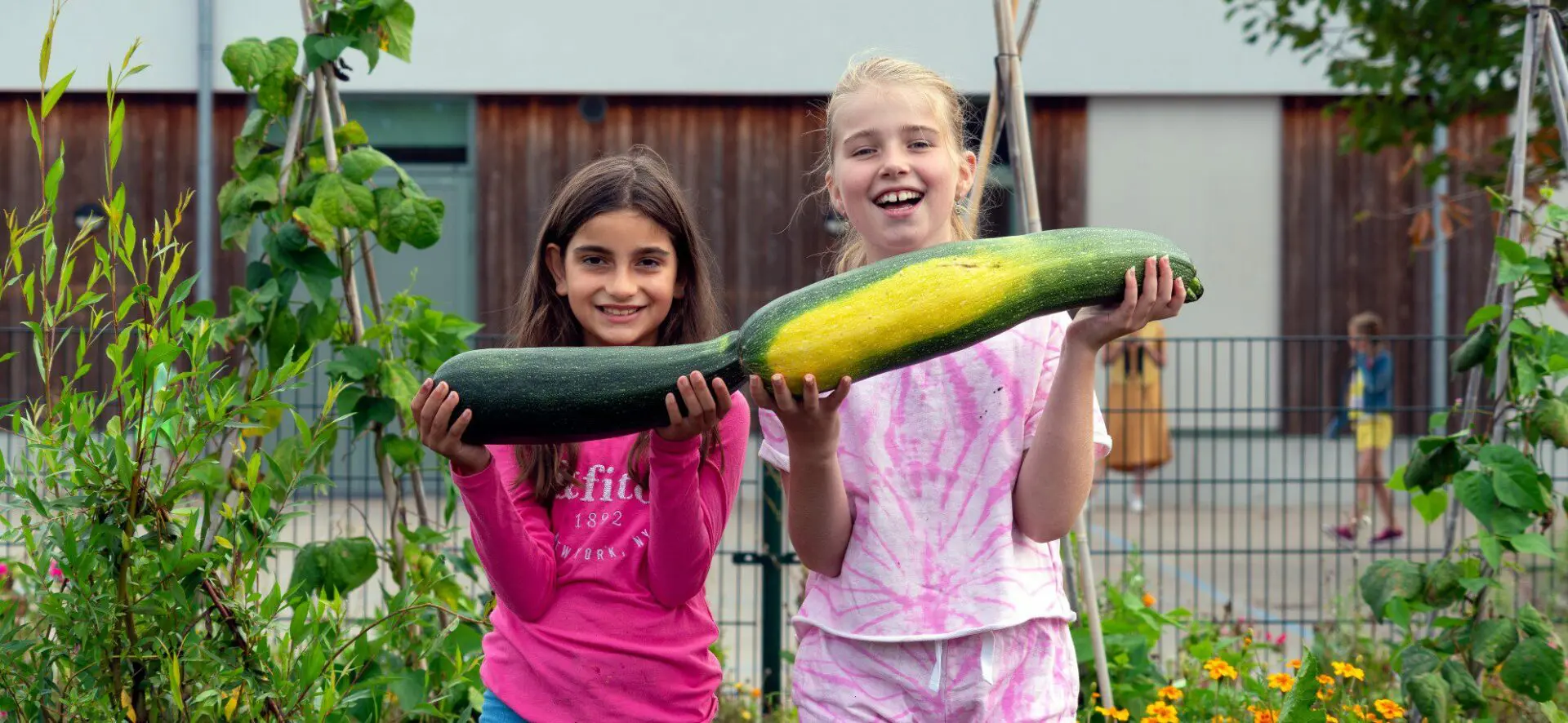 meisjes met courgettes