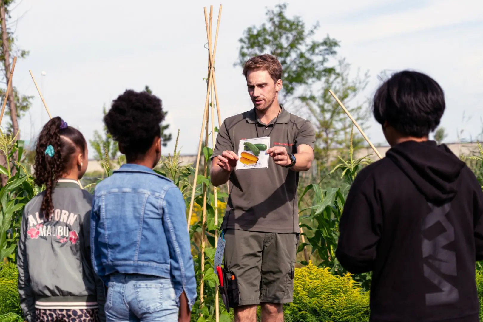 schooltuinmeester geeft les