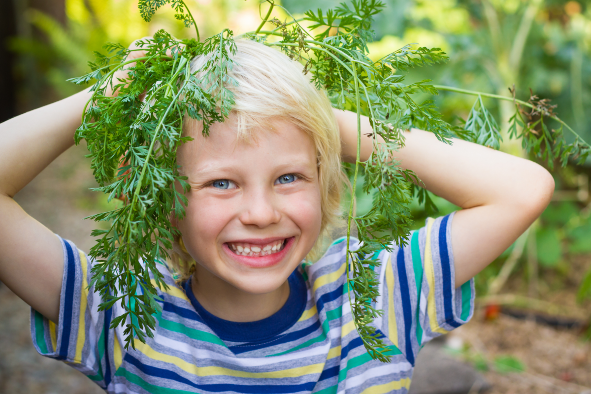 handboek Schooltuinen jongen in de schooltuin