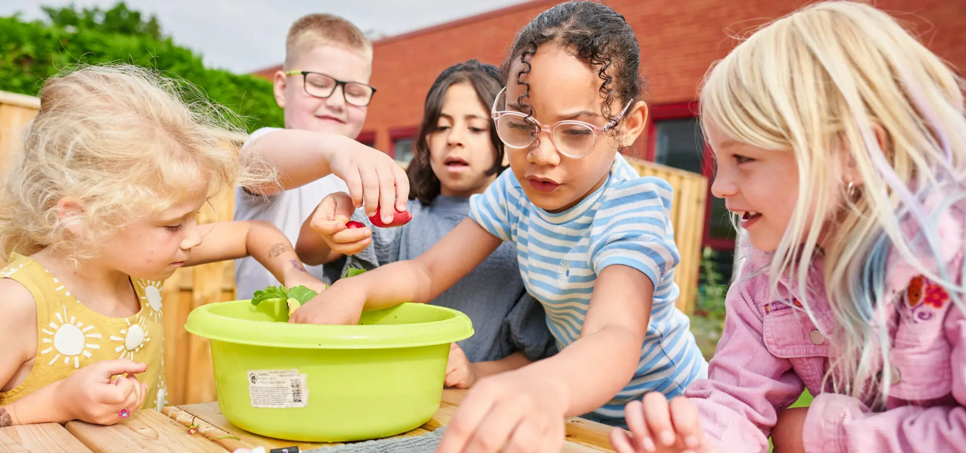 kinderen wassen groenten