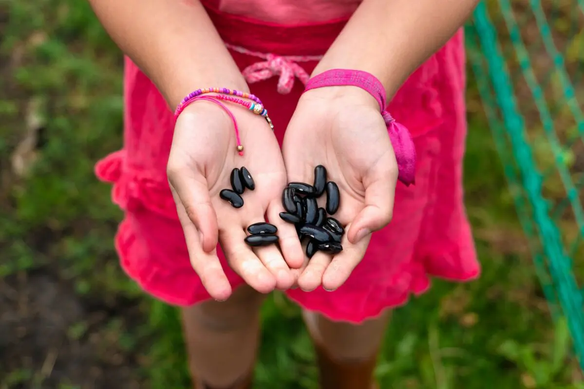 meisje met zwarte bonen