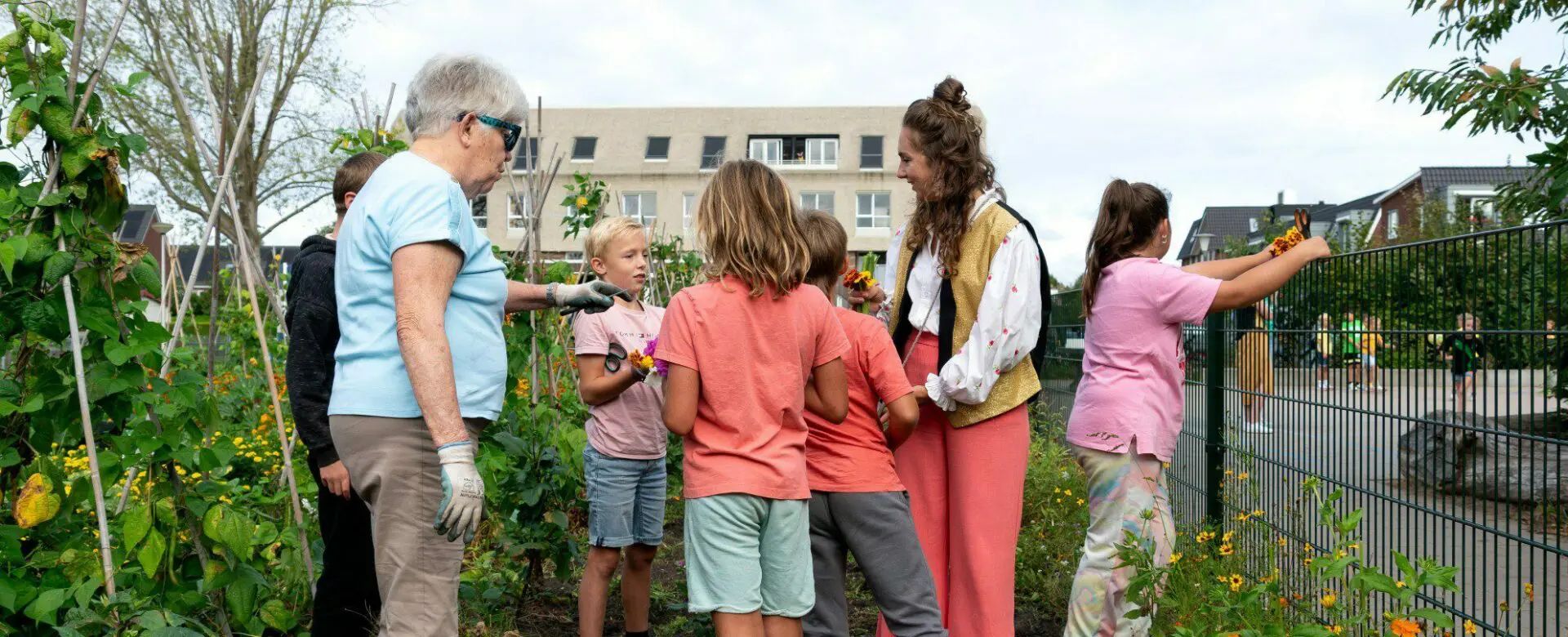 kinderen overleggen en kijken over hek