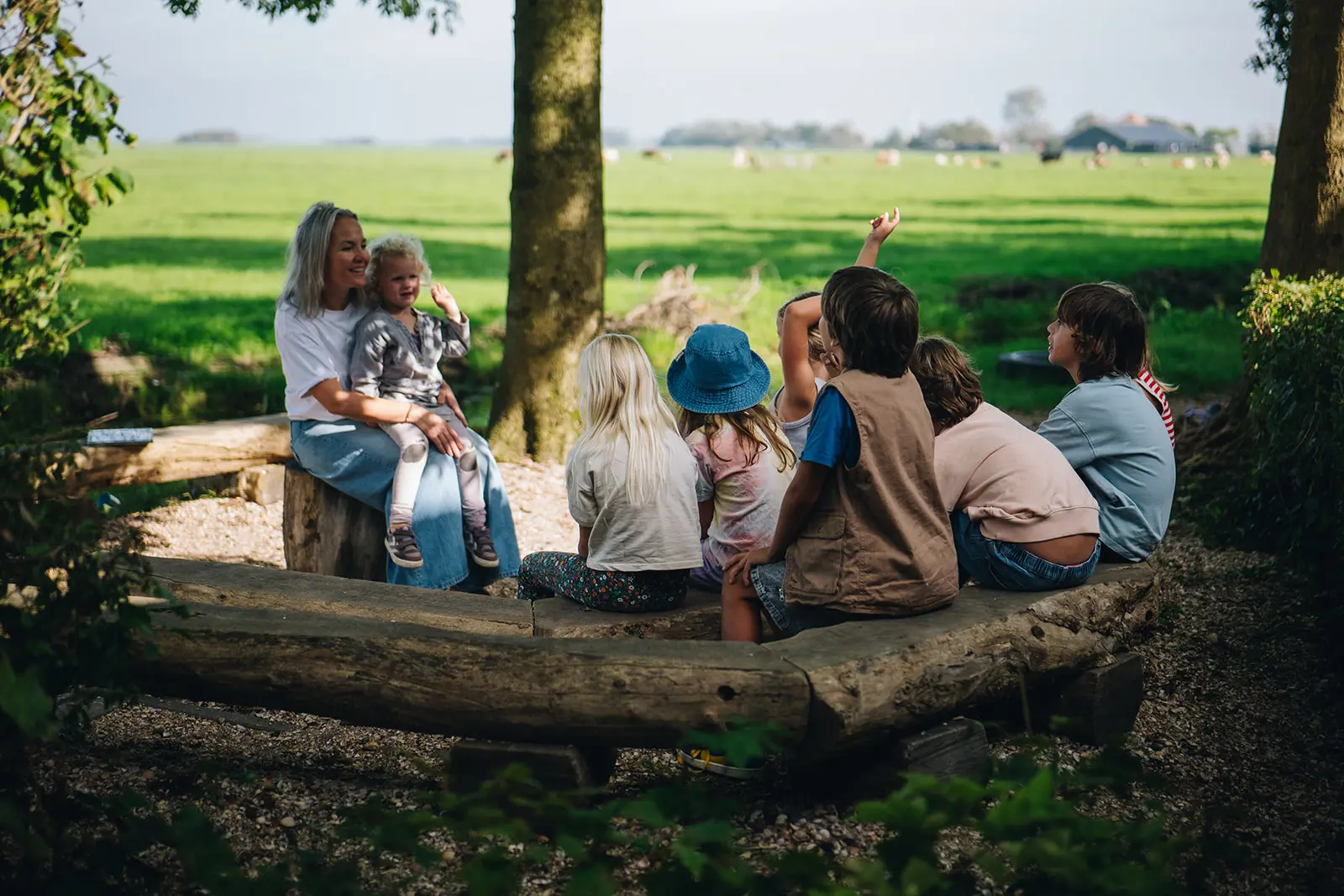 groepje kinderen rond een boom