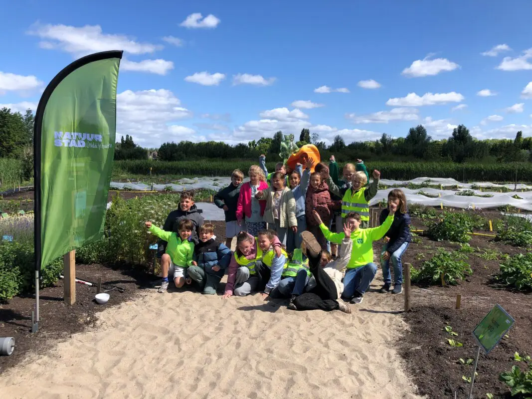 groep kinderen in de schooltuin