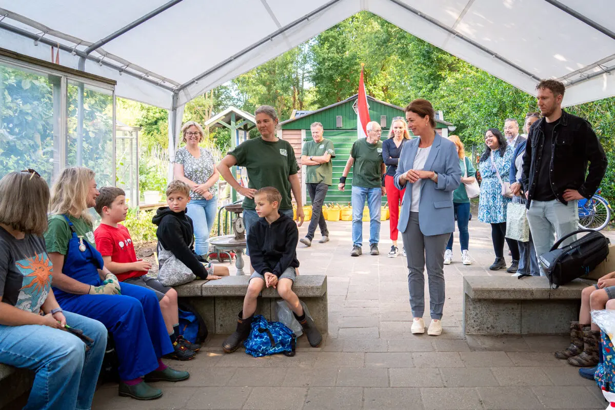 Gedeputeerde woont schooltuinles Leiderdorp bij