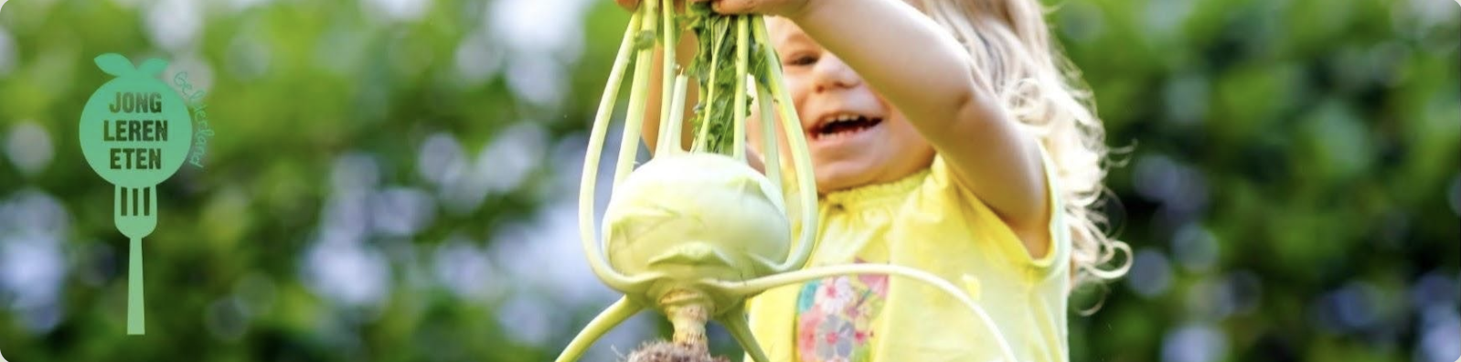 jong meisje met koolrabiplant