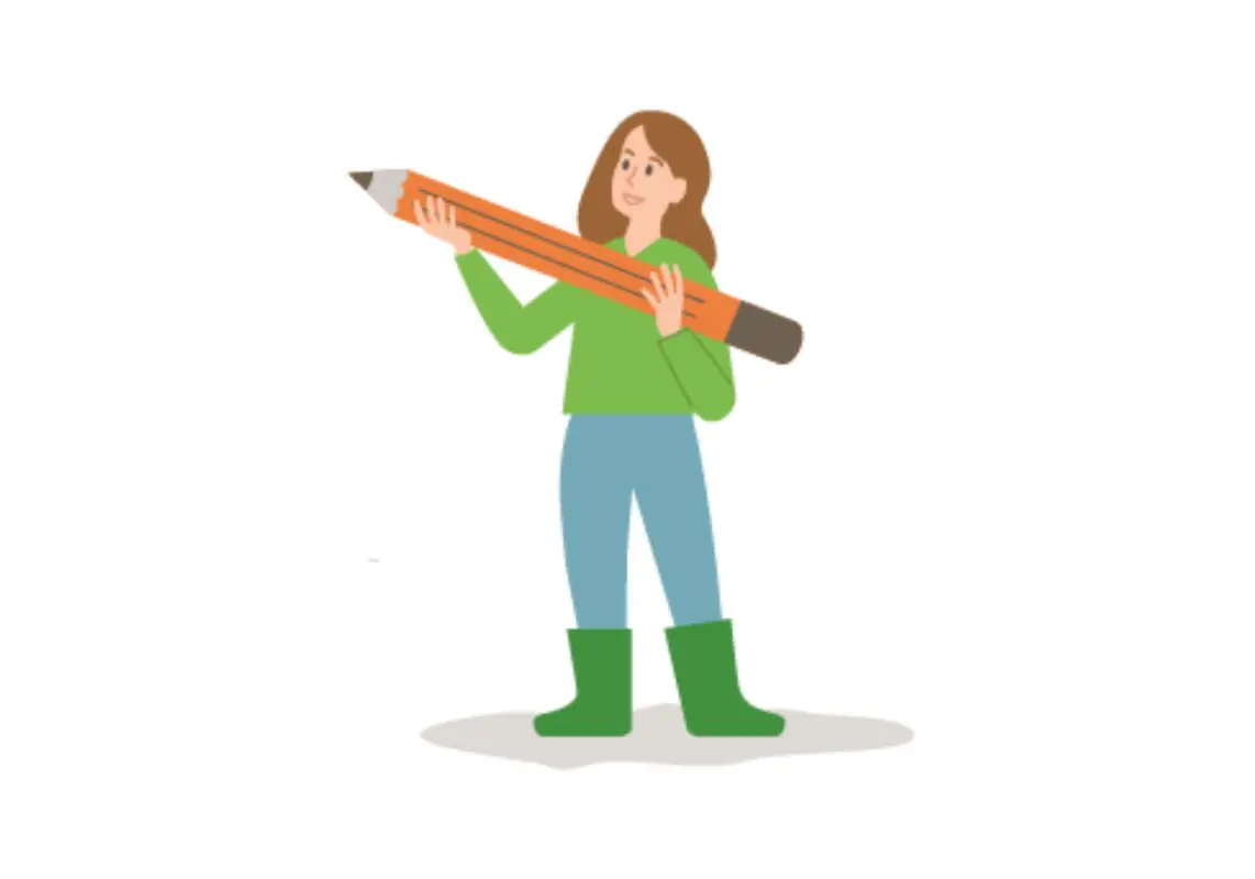 Vrouw in groene trui houdt een grote, oranje potlood vast tegen een witte achtergrond.