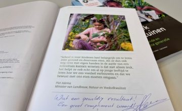Handboek Schooltuinen uitgereikt aan minister Piet Adema
