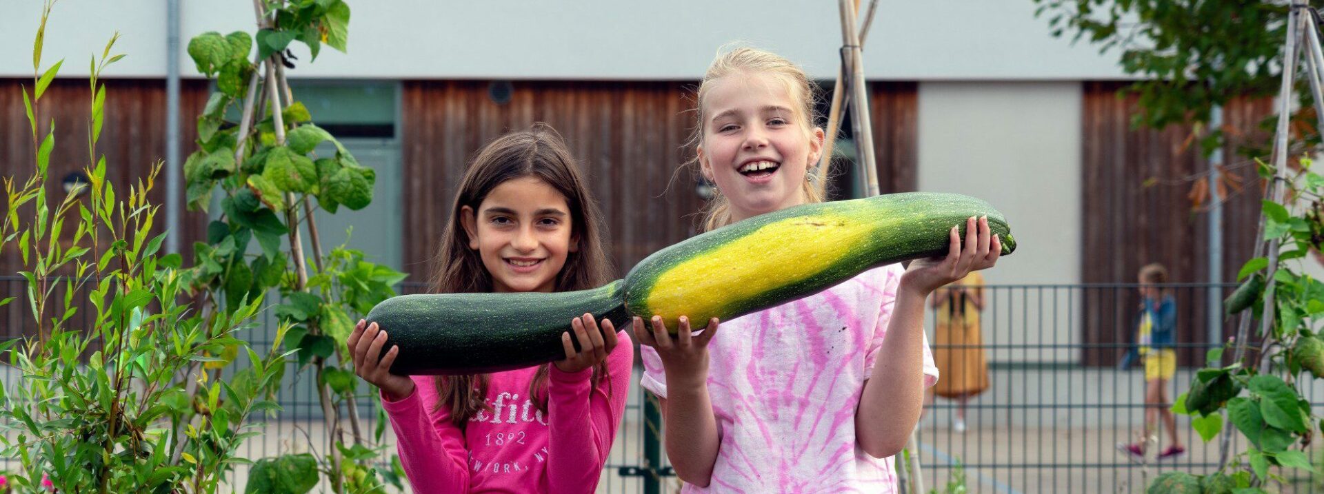 meisjes met courgettes